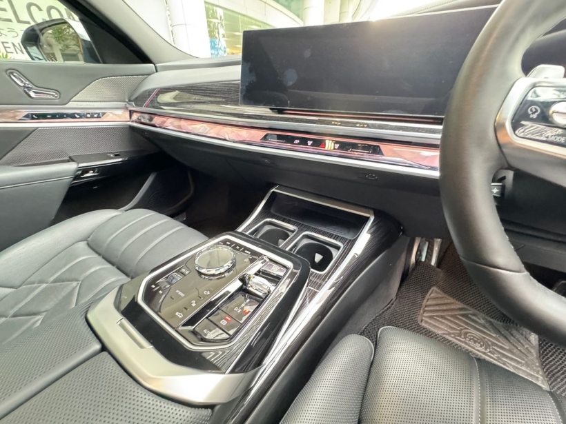 BMW 750e G70 Sedan 4dr xDrive M Sport Steptronic 8sp AWD 3.0HDiTsc (Pure Excellence)